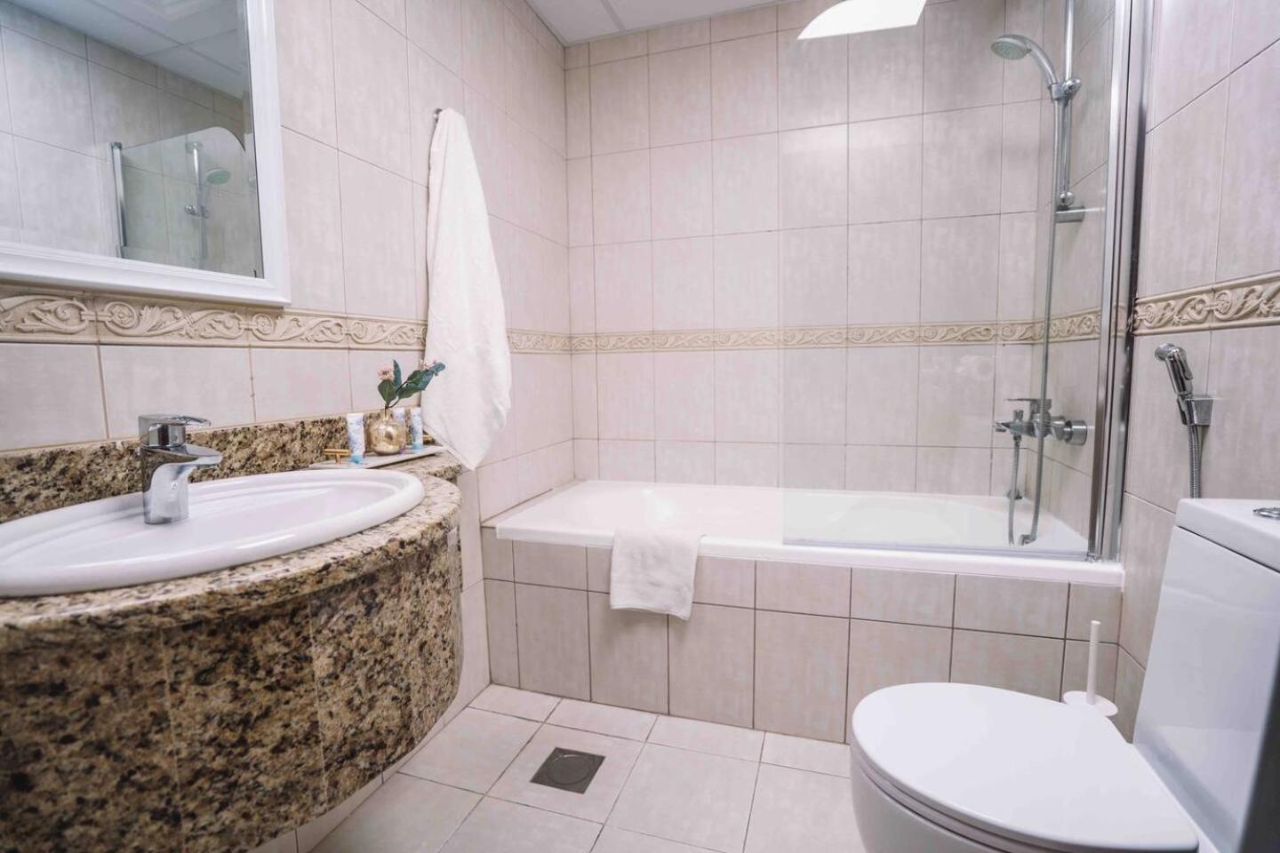 Sea & Palm View Elegant 1 Bedroom Apartment Dubai Esterno foto